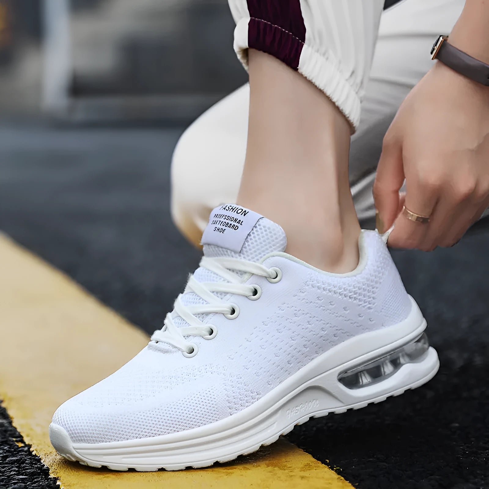 Flyknit mesh running shoes in multiple colours with round toe design and PU soles