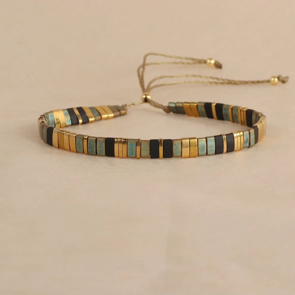 Geometric pull bead bracelet with glass and coloured glaze beads in round design