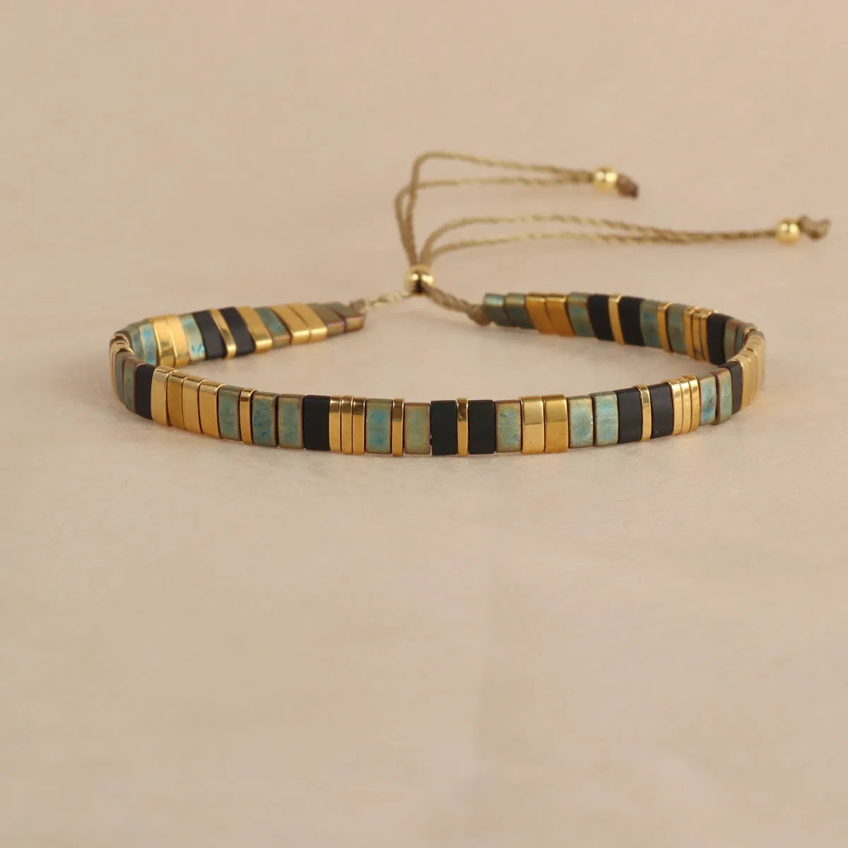 Geometric pull bead bracelet with glass and coloured glaze beads in round design