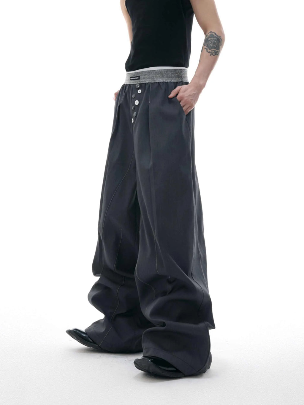 Straight-leg high-waist trousers with button front closure in black colour