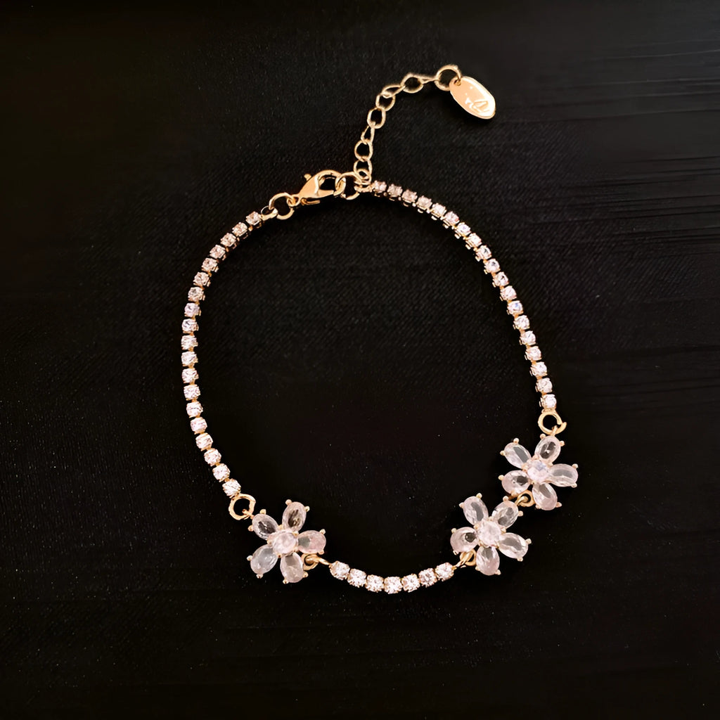 Gold-coloured copper bracelet with geometric quadrilateral pattern and zircon inlaid detailing for women's fashion wear