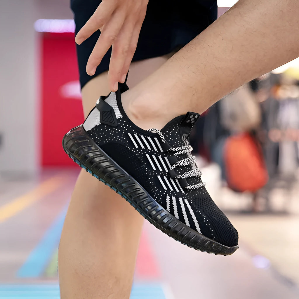 Men's white low-top sports shoes made of breathable flying fabric with mesh lining and a round toe.