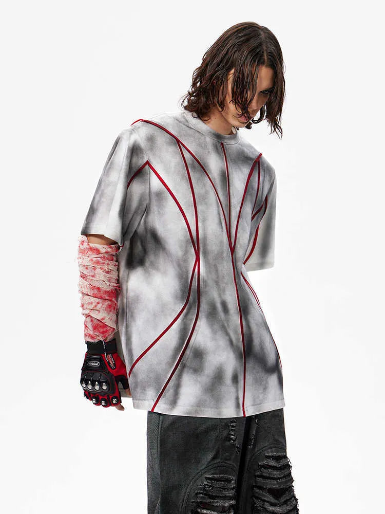 Padded shoulder short sleeve T-shirt with three-dimensional line patchwork detail at shoulders