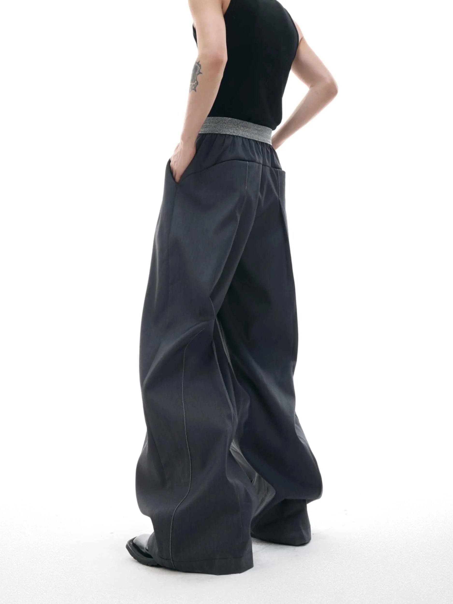 Straight-leg high-waist trousers with button front closure in black colour