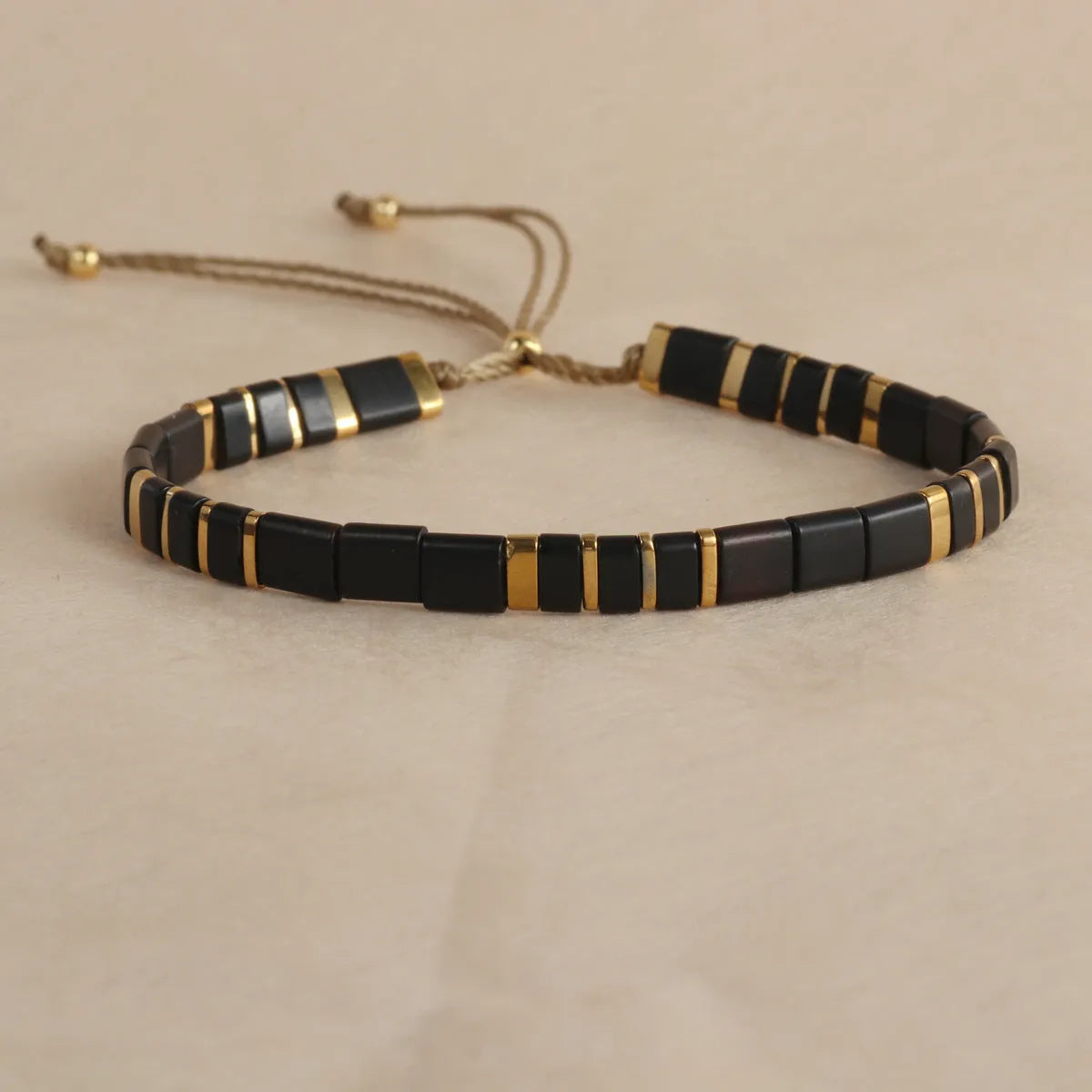 Geometric pull bead bracelet with glass and coloured glaze beads in round design