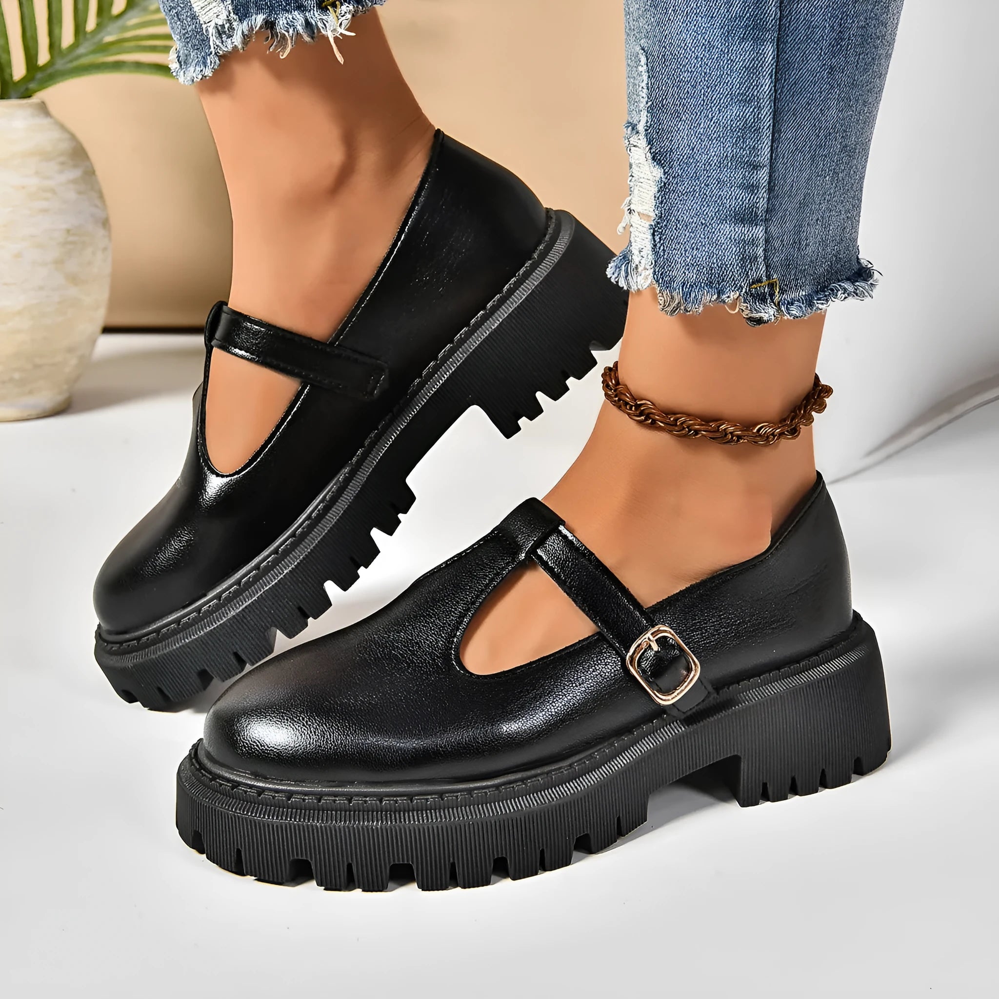 Women's thick bottom retro shoes in suede with buckle fastening and rubber sole, black platform colourway