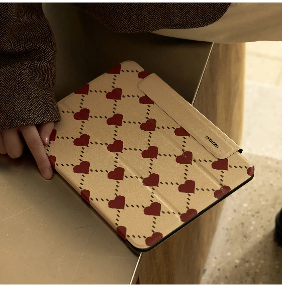 Flat polyurethane magnetic shell for Apple iPad Air 5 and iPad Air 4 tablets.