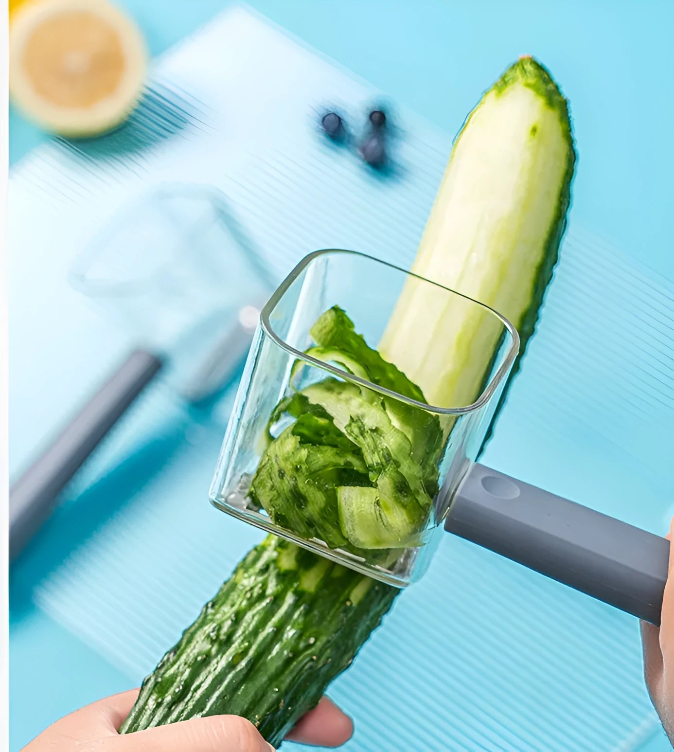 Creative stainless steel vegetable peeler in green, grey or red with PP handle
