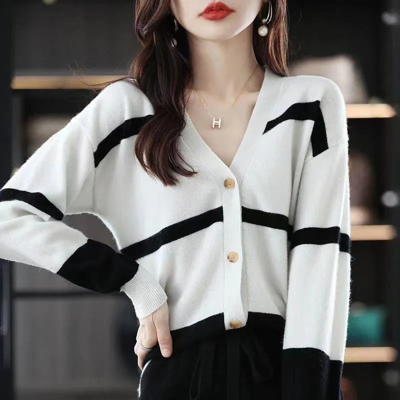 Women's knitted cardigan with 3D stripe pattern in V-neck slim fit design