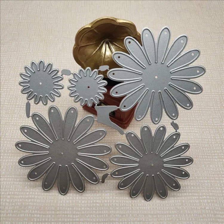 Silver high carbon steel cutting knife mould for cake decoration measuring 12.5x13cm