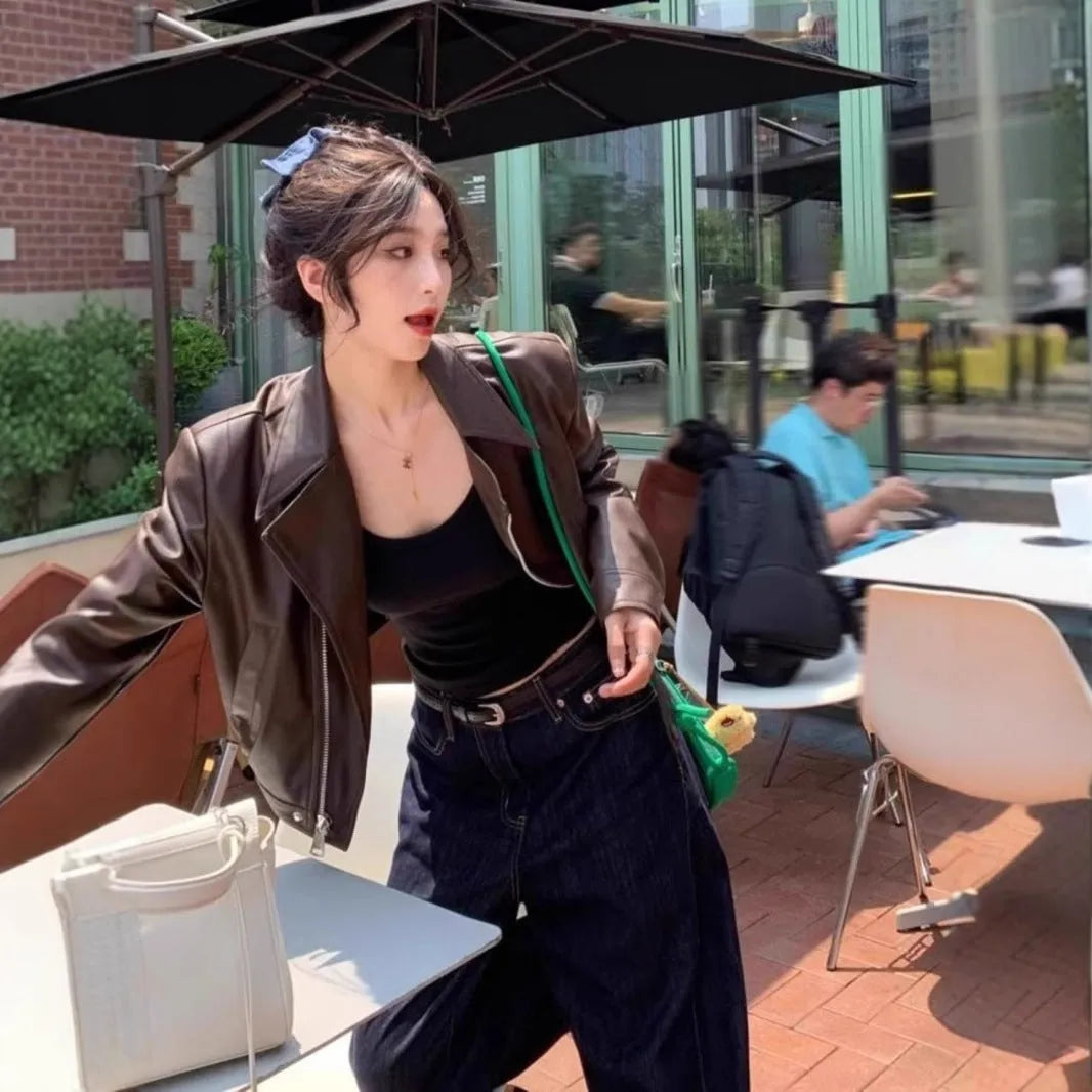 Women's slim-fit retro imitation leather jacket in black or brown with long sleeves and pockets