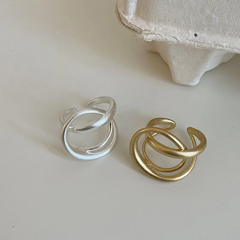Women's geometric open ring with 3D interlaced pattern in matte metal with gold plating