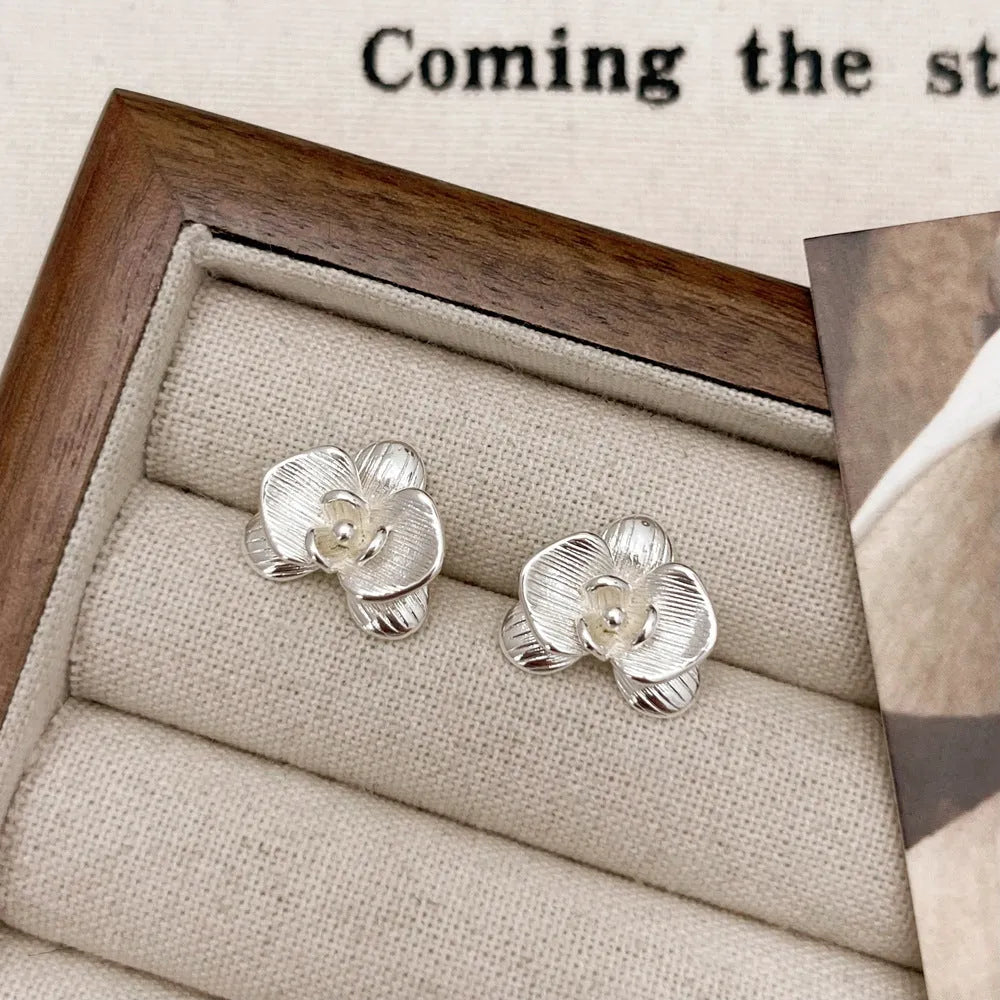 Retro flower-shaped drop earrings for women in gold or silver electroplate with petal detailing.