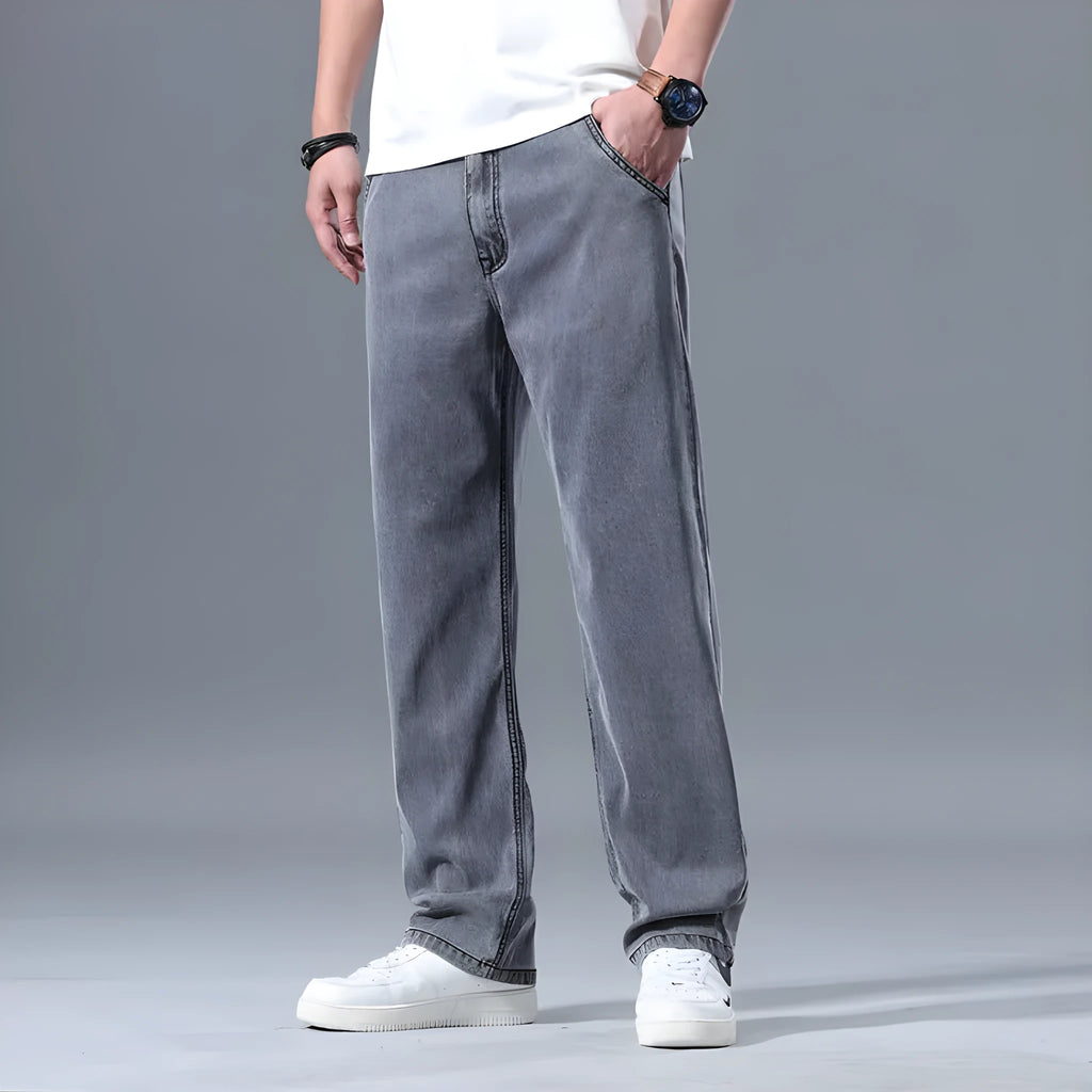 Men's loose-fit straight-leg jeans in lyocell fabric with zipper fly opening