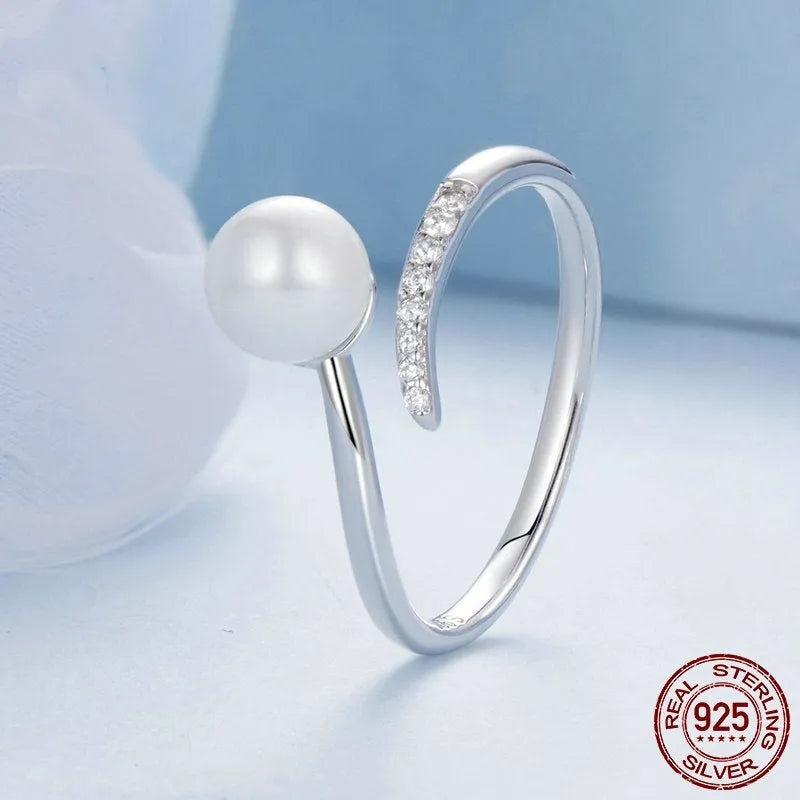 Adjustable shell pearl ring in S925 sterling silver with open-loop design