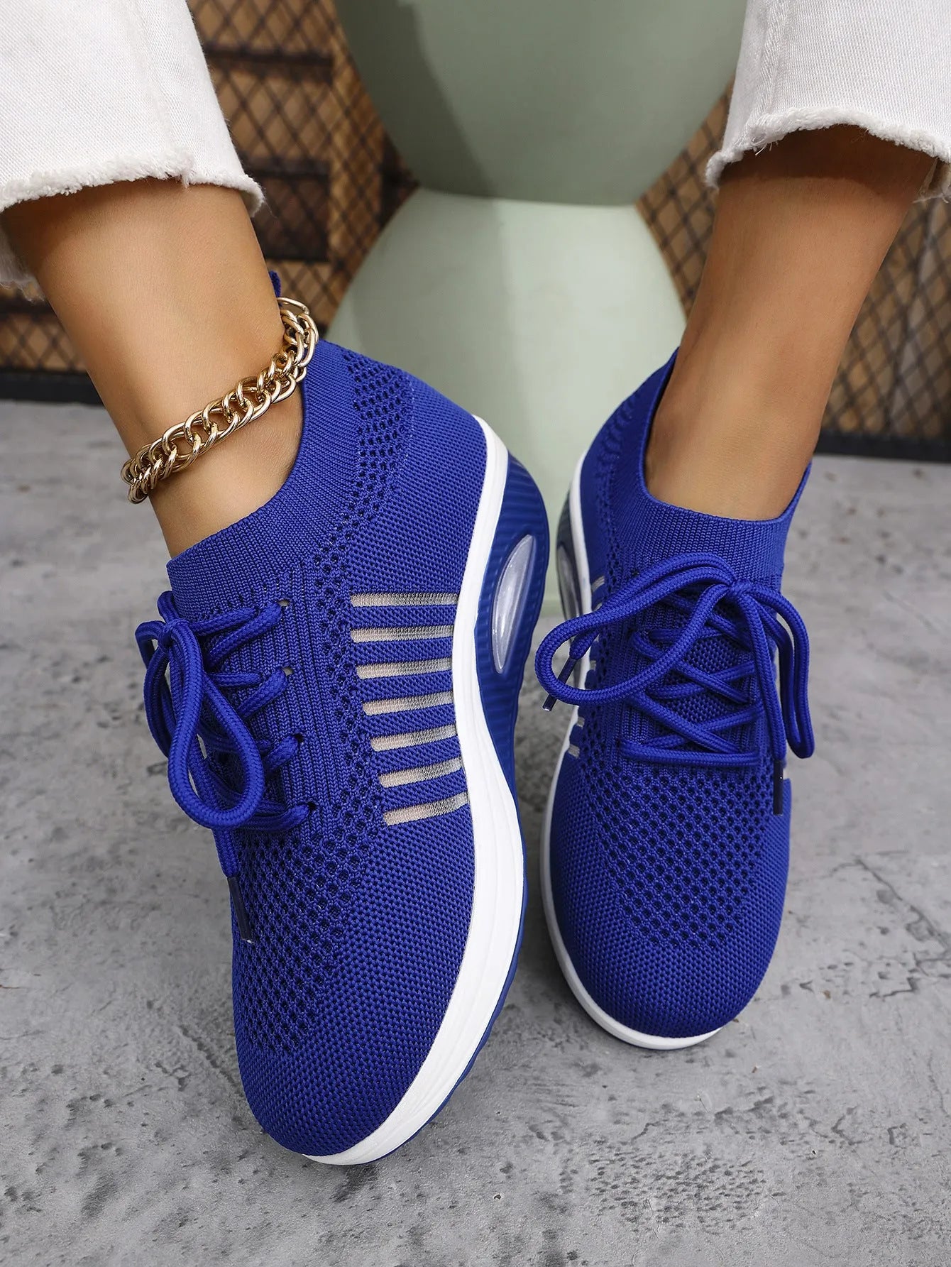 Women's lace-up slip-on wedge sports shoes in black with mesh upper and mid heel height increase