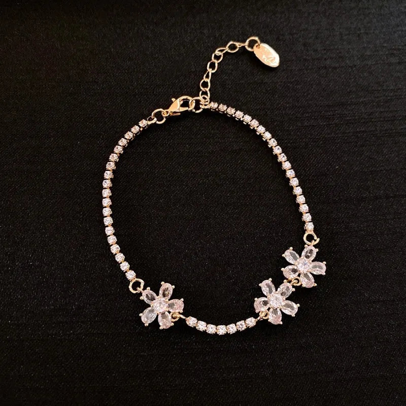 Gold-coloured copper bracelet with geometric quadrilateral pattern and zircon inlaid detailing for women's fashion wear