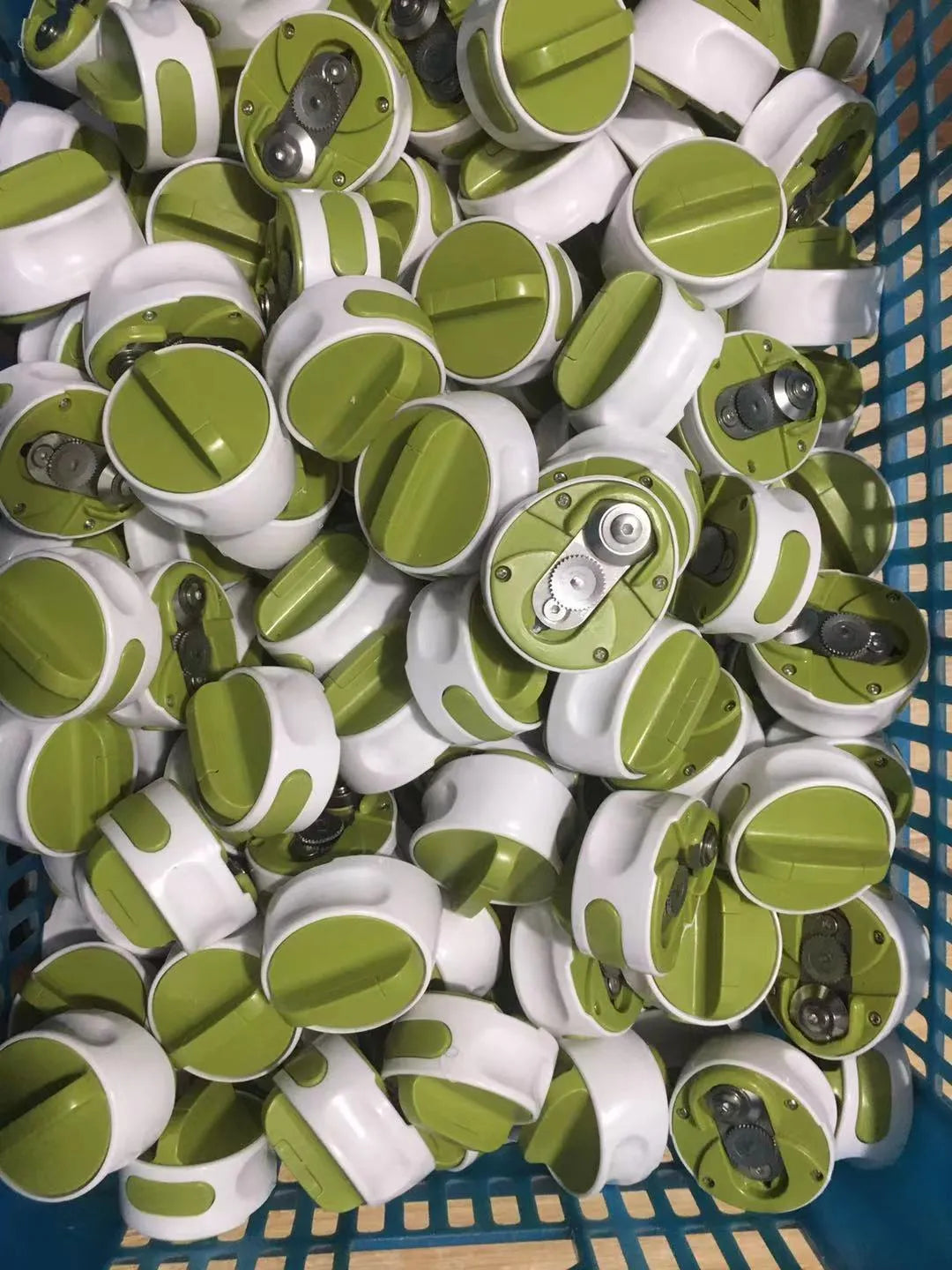 Green stainless steel lid opener kitchen gadget showing dimensions and screw mechanism