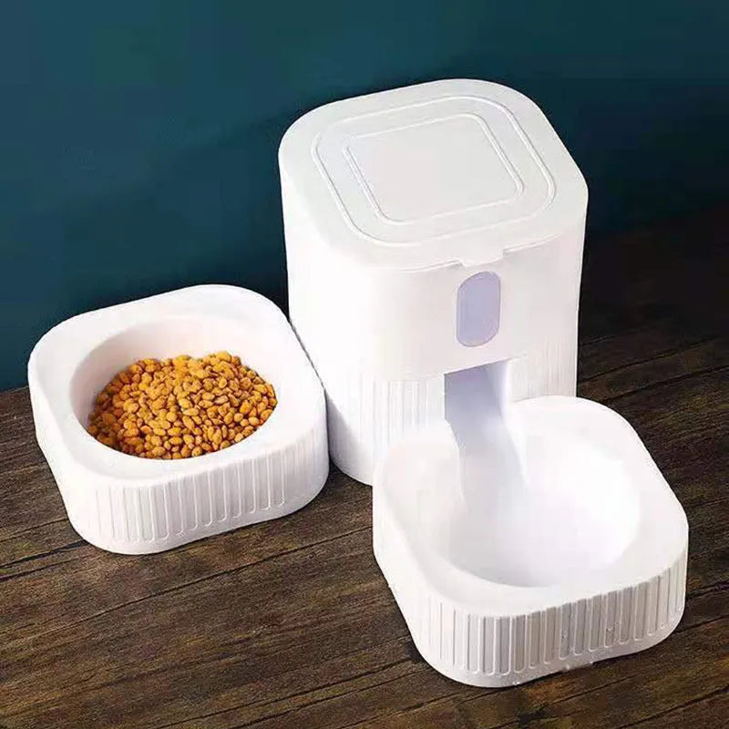 Automatic pet feeder in cloud white with removable washable bowl and digital display