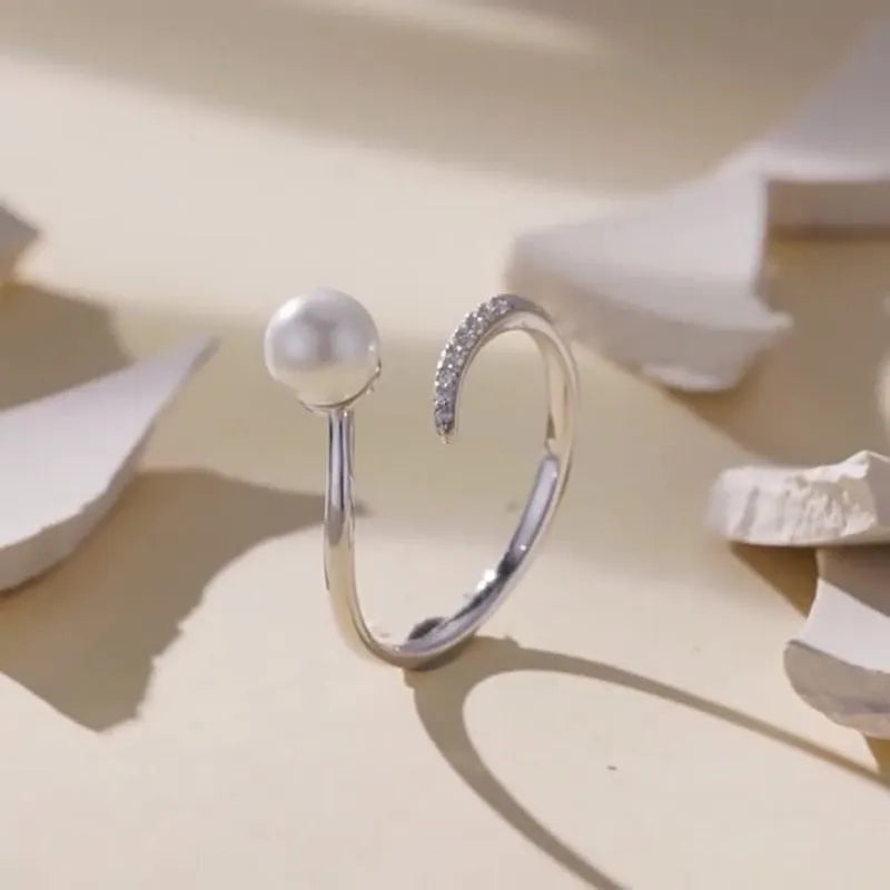 Adjustable shell pearl ring in S925 sterling silver with open-loop design