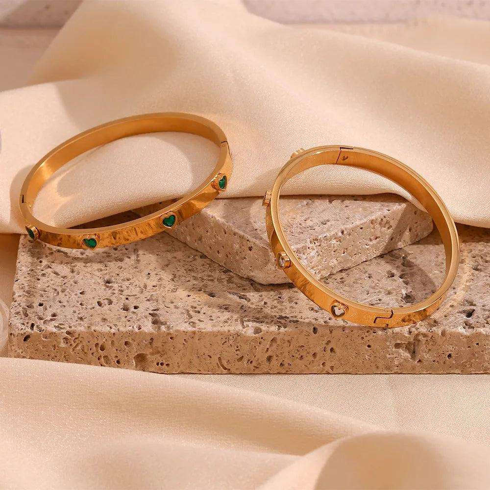 Stainless steel bracelet with micro-inlaid peach heart design in golden electroplated finish