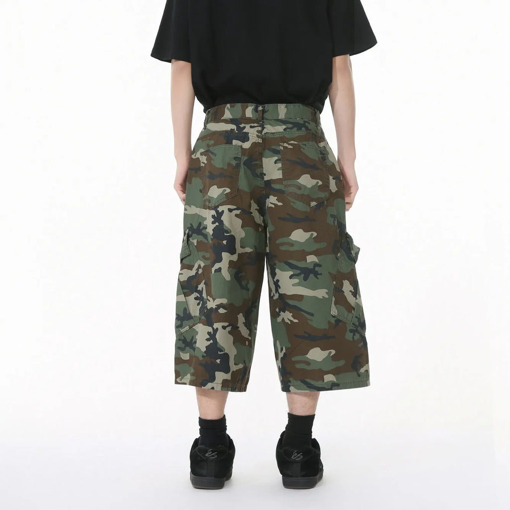 Men's camouflage wide leg cotton jeans with cargo pocket and side stitching detail