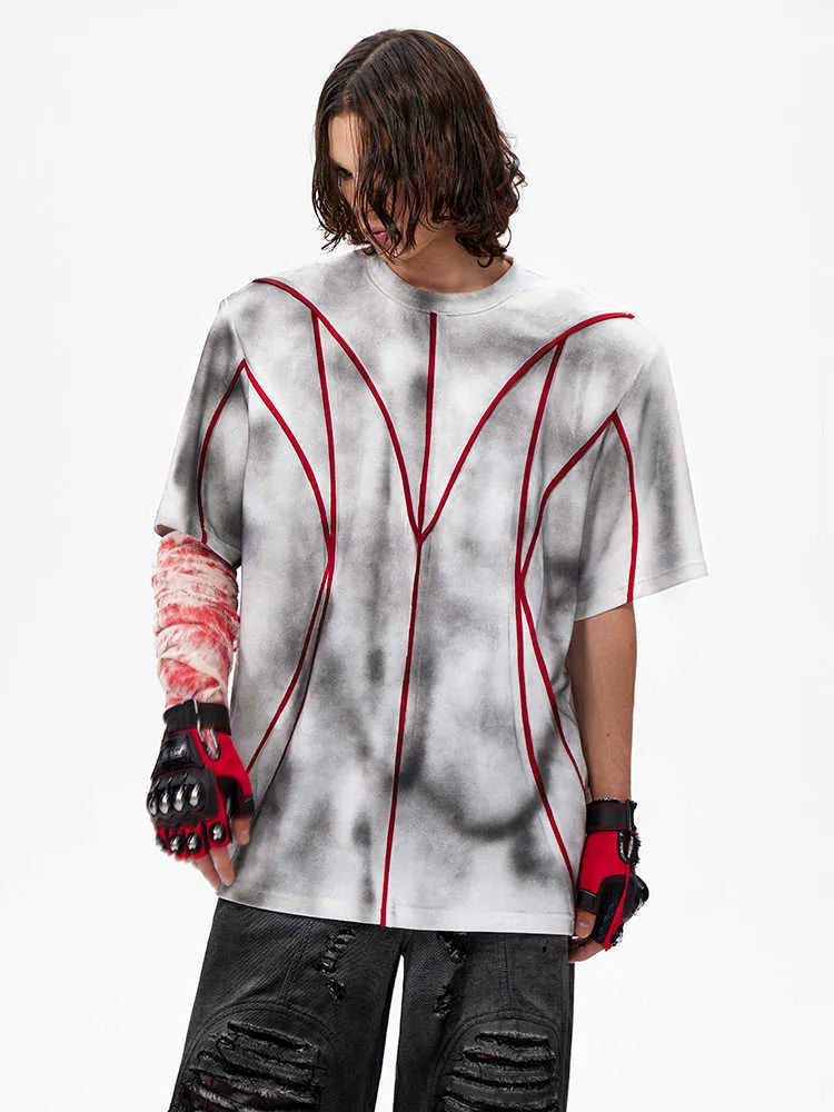 Padded shoulder short sleeve T-shirt with three-dimensional line patchwork detail at shoulders