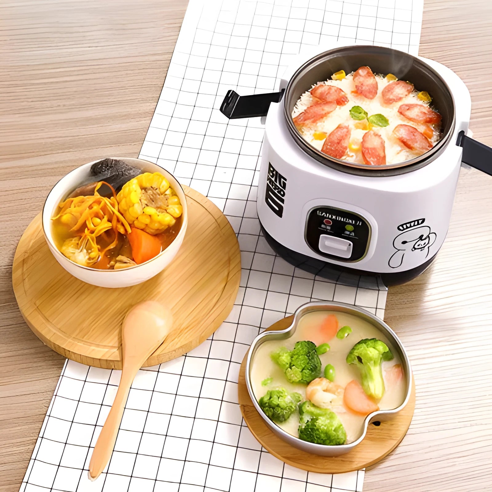 Small round miniature rice cooker with non-stick pot, suitable for one person cooking.