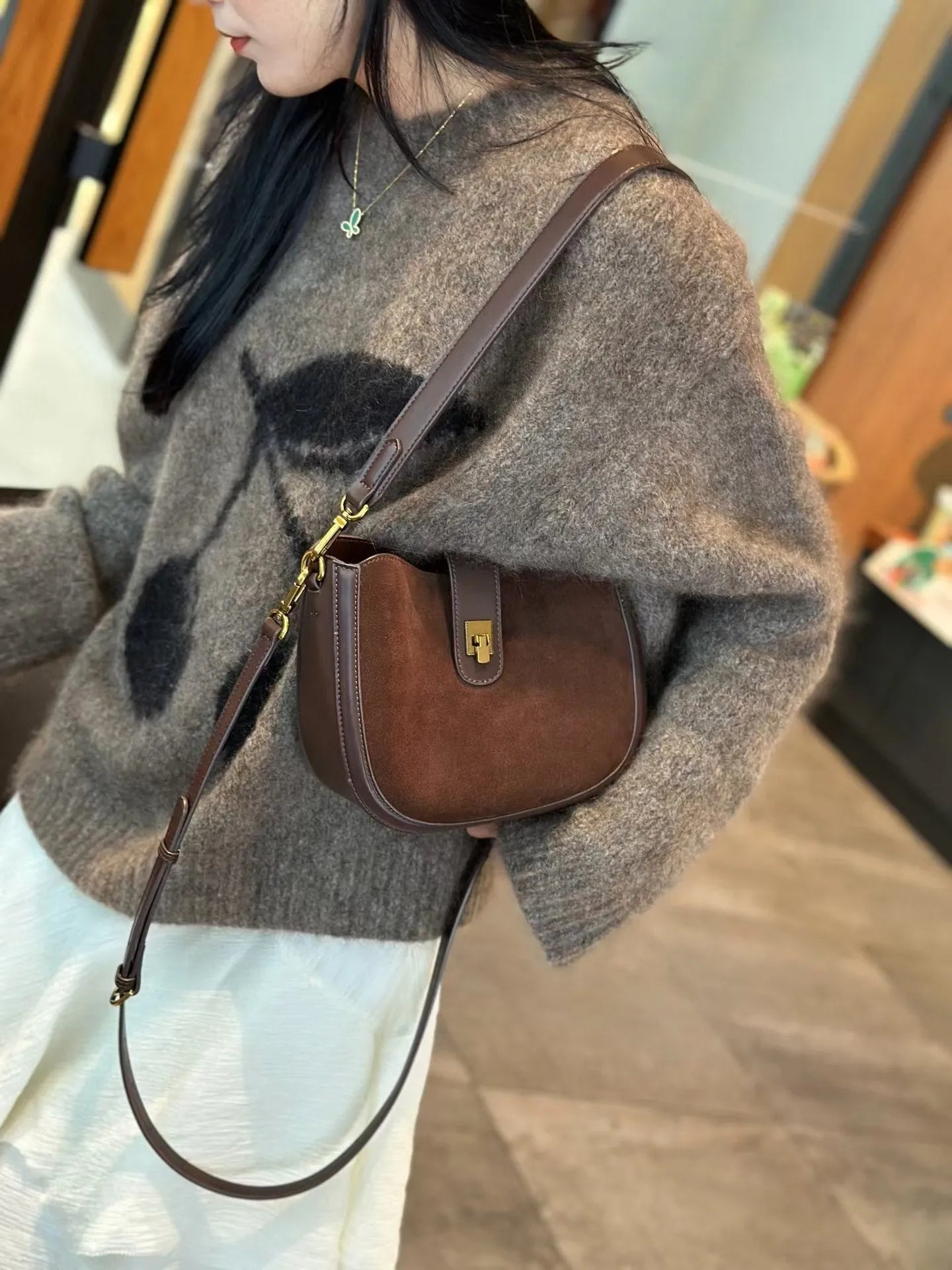 Women's genuine leather crossbody bag in black with sandwich pocket design