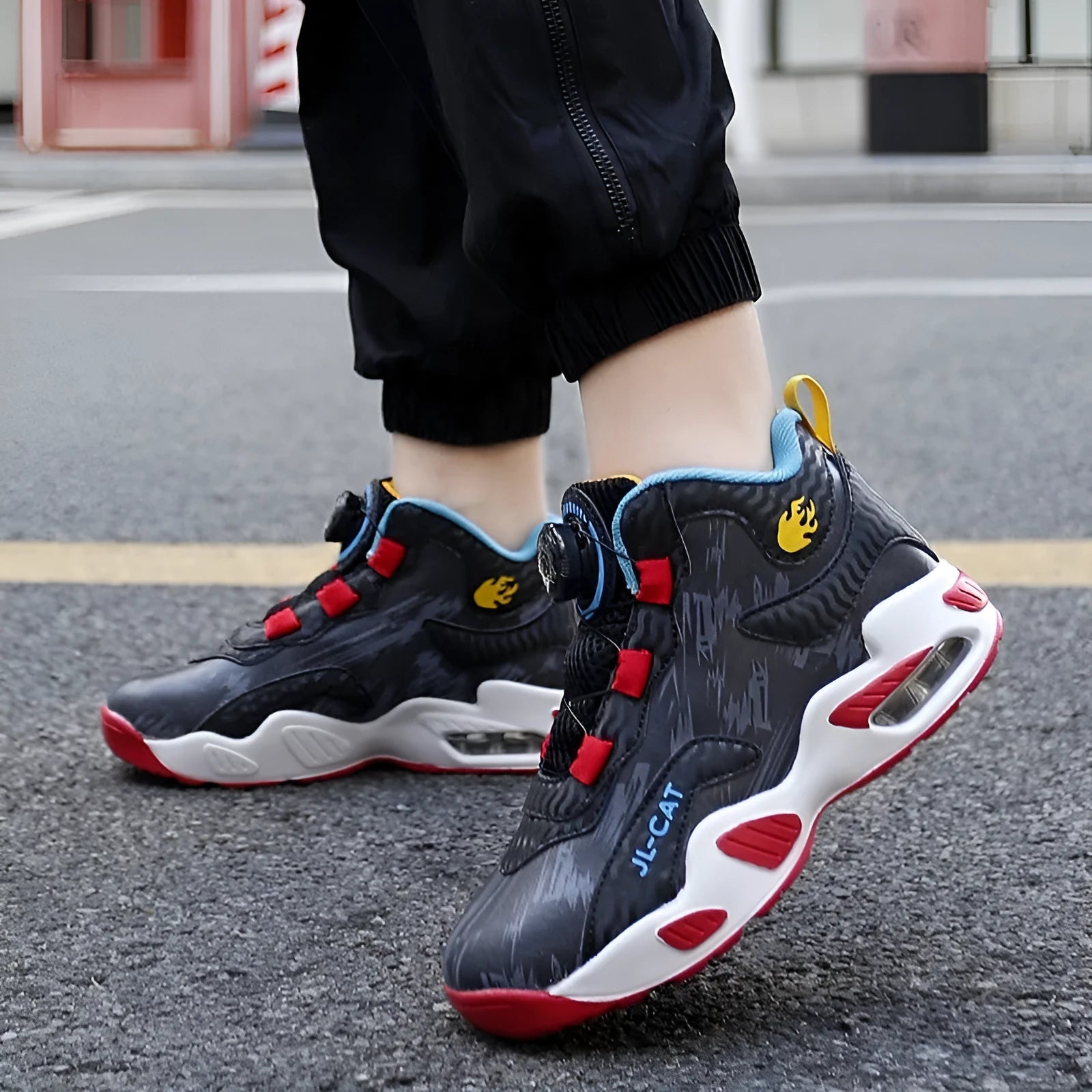 Children's black basketball shoes with rotating button fastening and cushion design