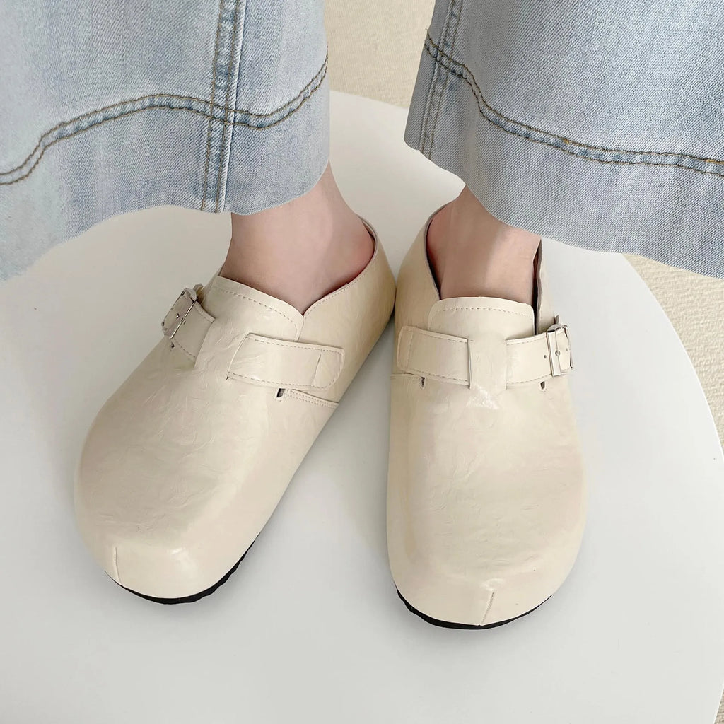 Flat round-toe casual sneakers with a metal buckle on the PU upper.