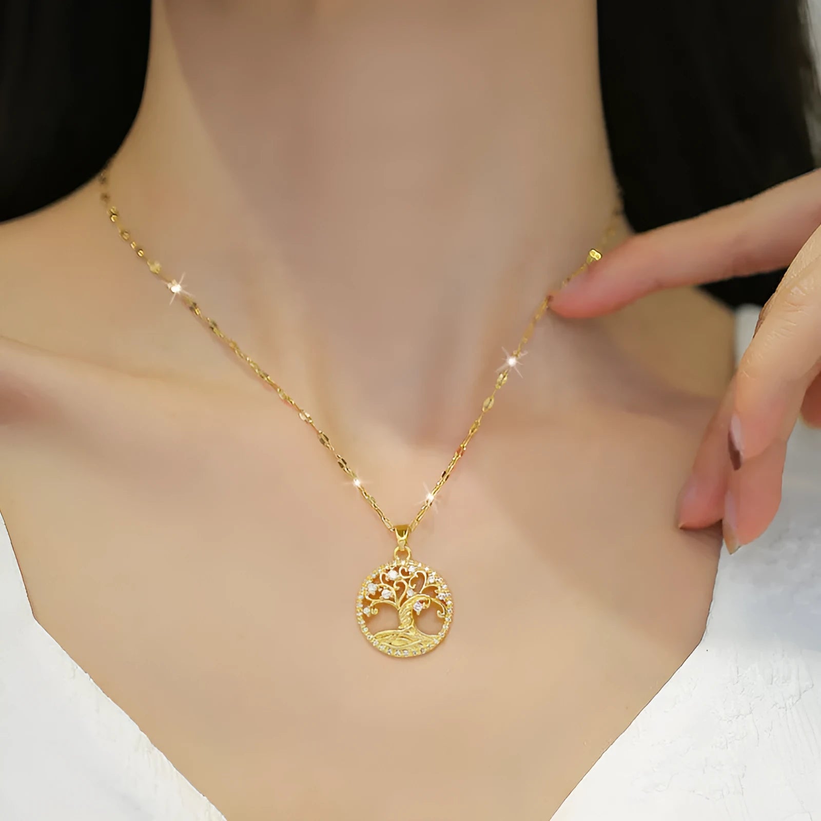 Gold-plated lucky tree pendant necklace with rhinestone zircons and mother of pearl on an adjustable chain.