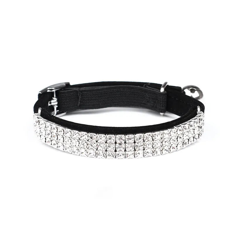 Rhinestone-decorated velvet cat collar adjustable from 20 to 30 cm.