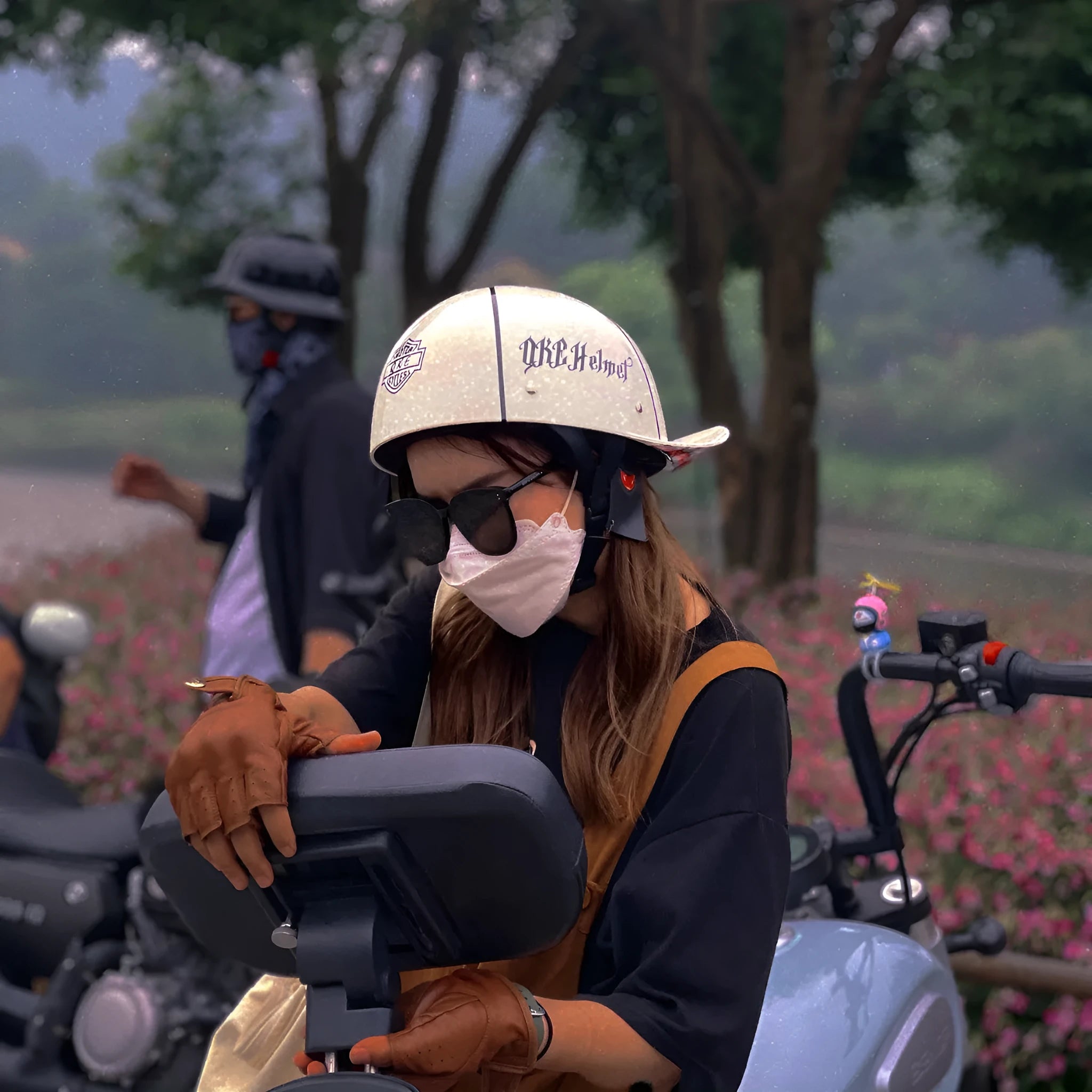 Bright black retro half helmet for electric bikes with a gradient blue visor, shown from the side.
