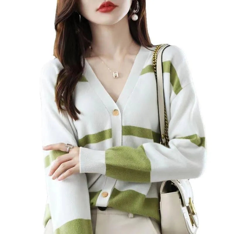 Women's knitted cardigan with 3D stripe pattern in V-neck slim fit design