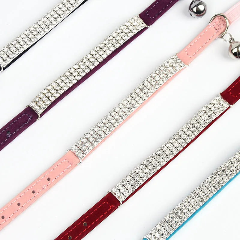 Rhinestone-decorated velvet cat collar adjustable from 20 to 30 cm.