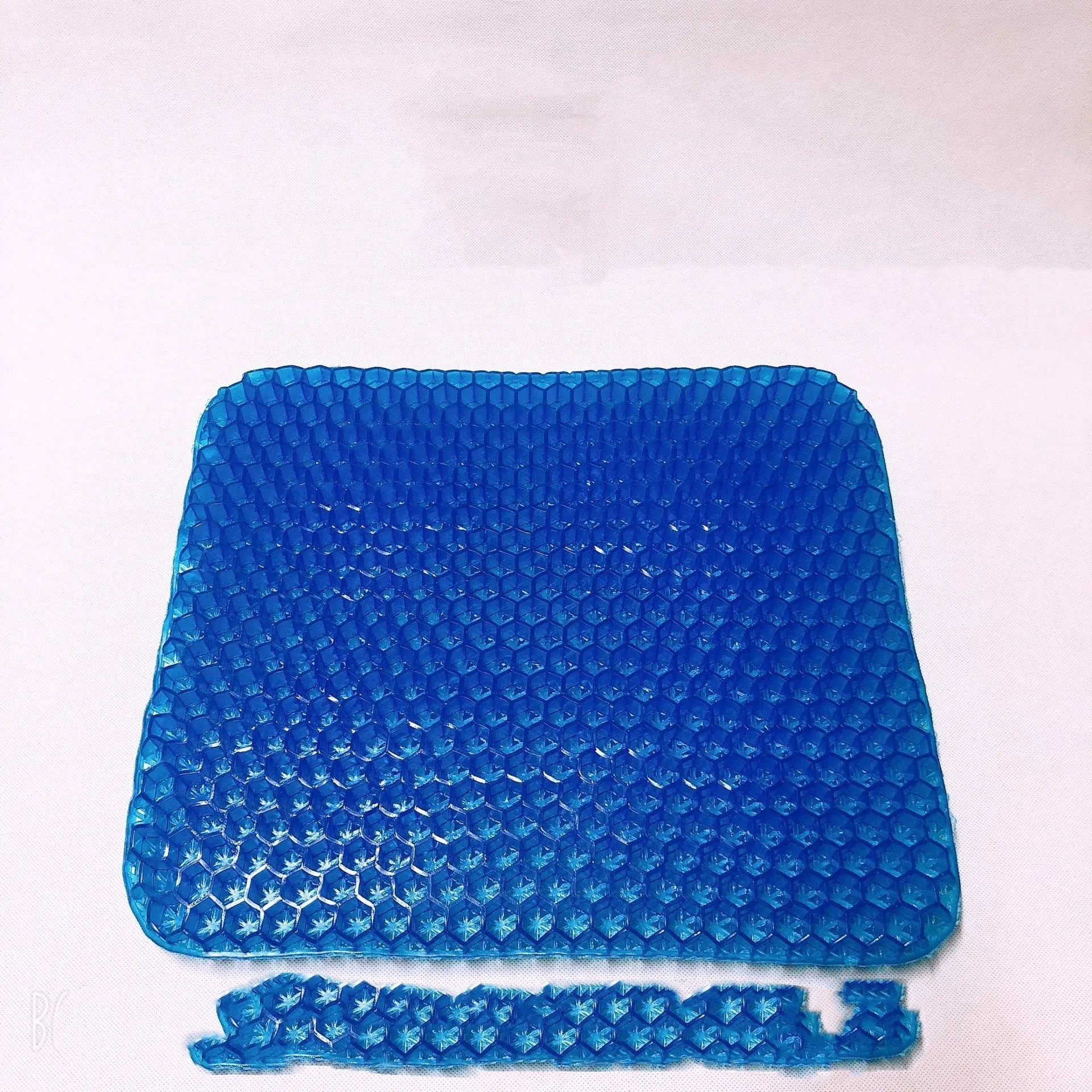 Gel seat cushion with honeycomb design in 300g square colour measuring 24.5 by 17.5 by 3 centimetres