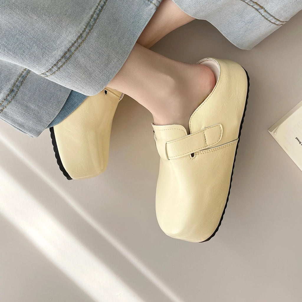 Flat round-toe casual sneakers with a metal buckle on the PU upper.