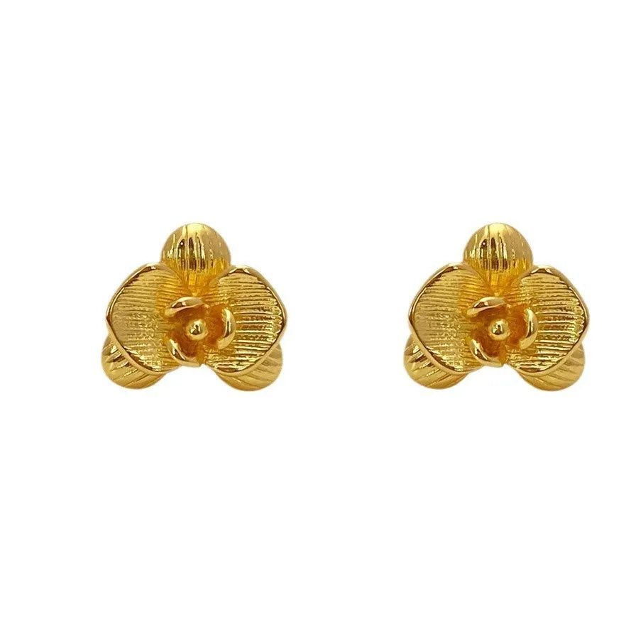 Retro flower-shaped drop earrings for women in gold or silver electroplate with petal detailing.