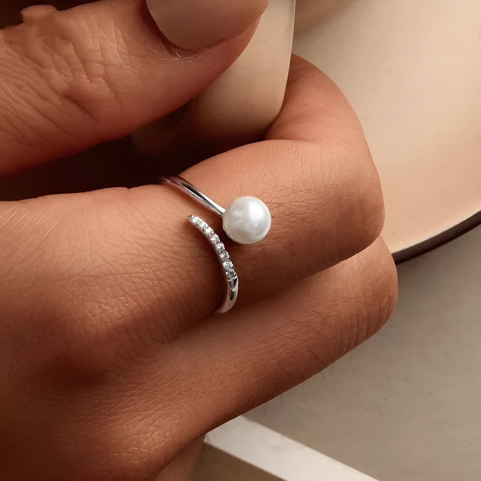 Adjustable shell pearl ring in S925 sterling silver with open-loop design